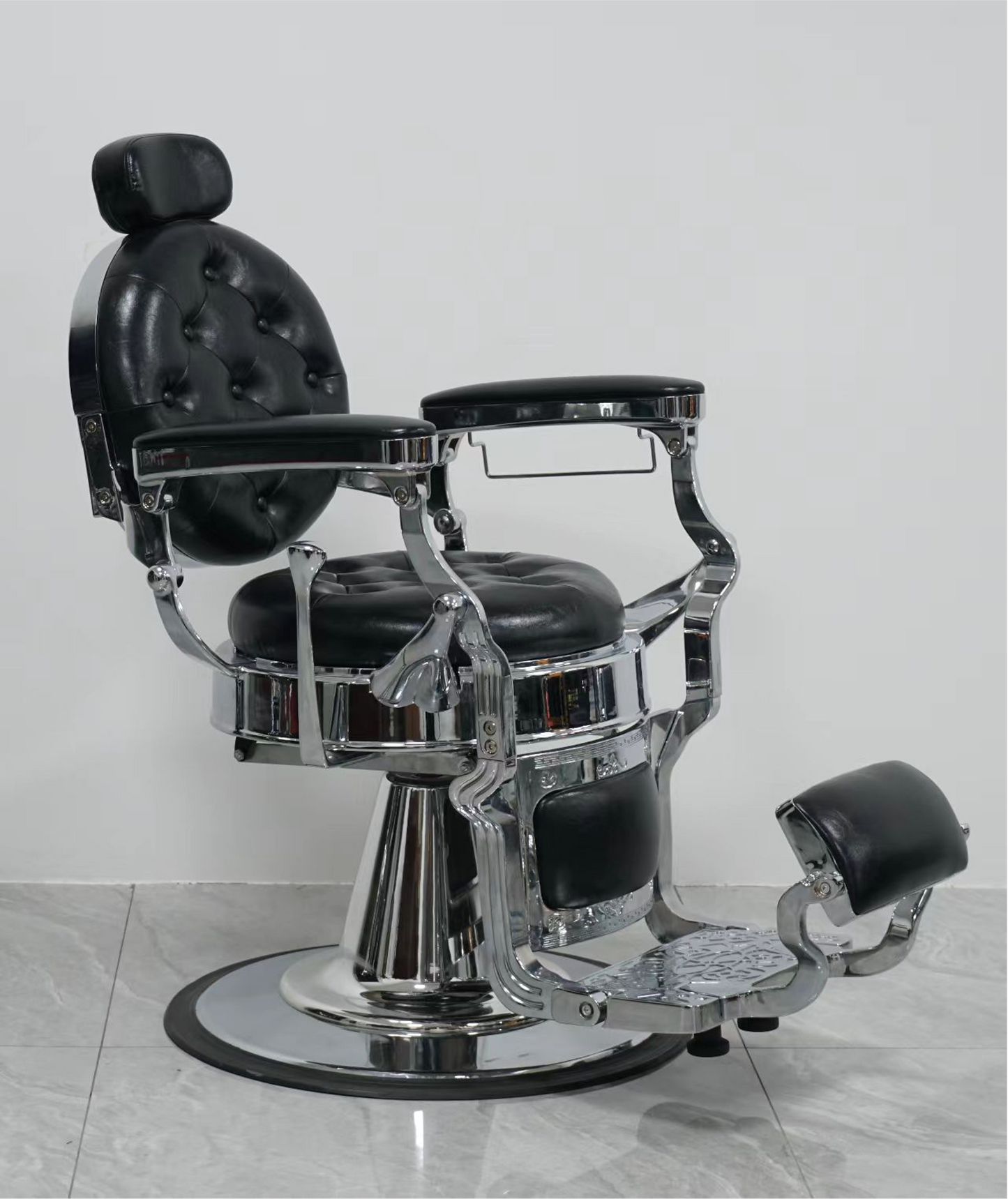 Eleganter schwarzer Barberstuhl mit verchromten Akzenten