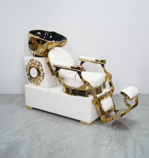 Luxuriöse Wascheinheit in Weiß mit goldenen Akzente