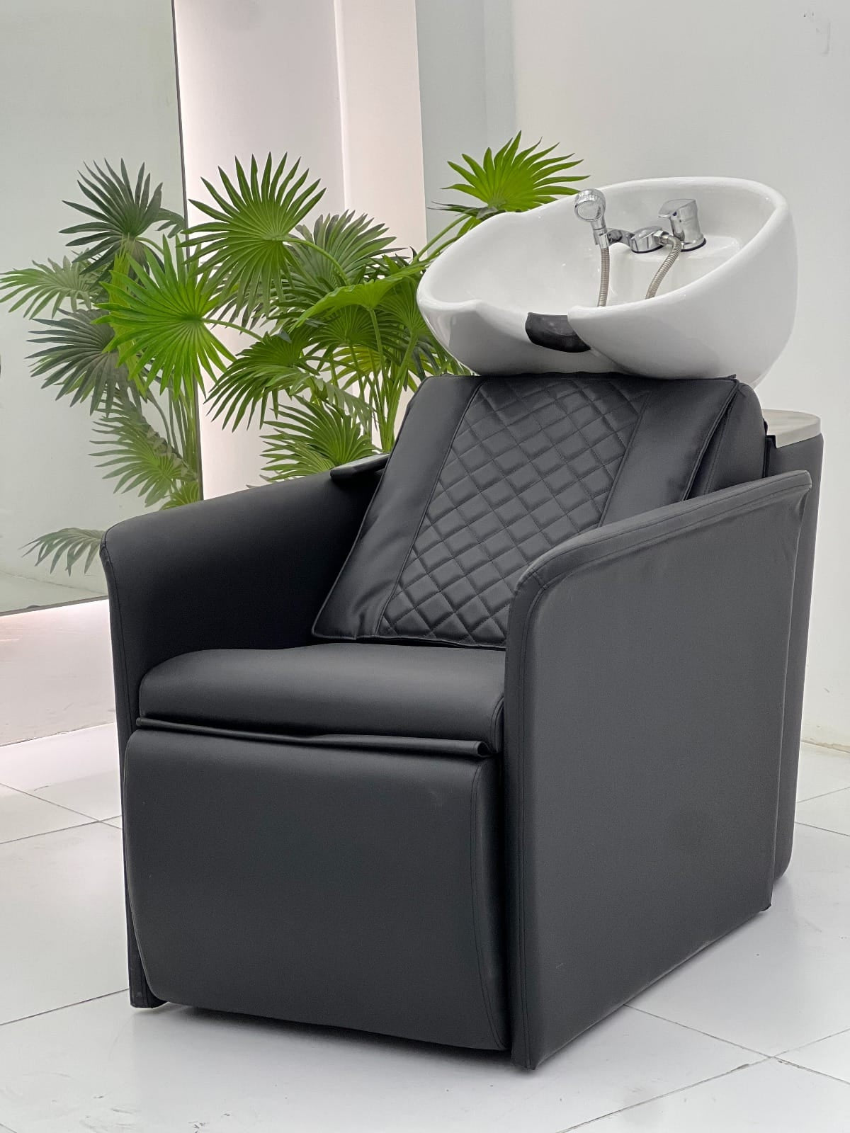 Luxuriöse Wascheinheit mit gepolstertem Sitz und Rautensteppung