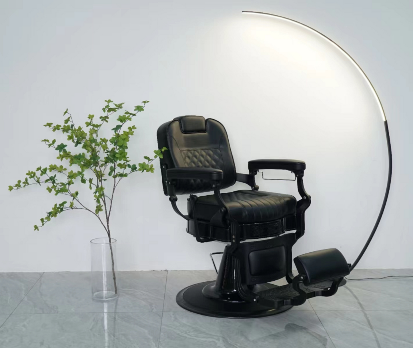 Moderner schwarzer Barberstuhl mit Rautensteppung