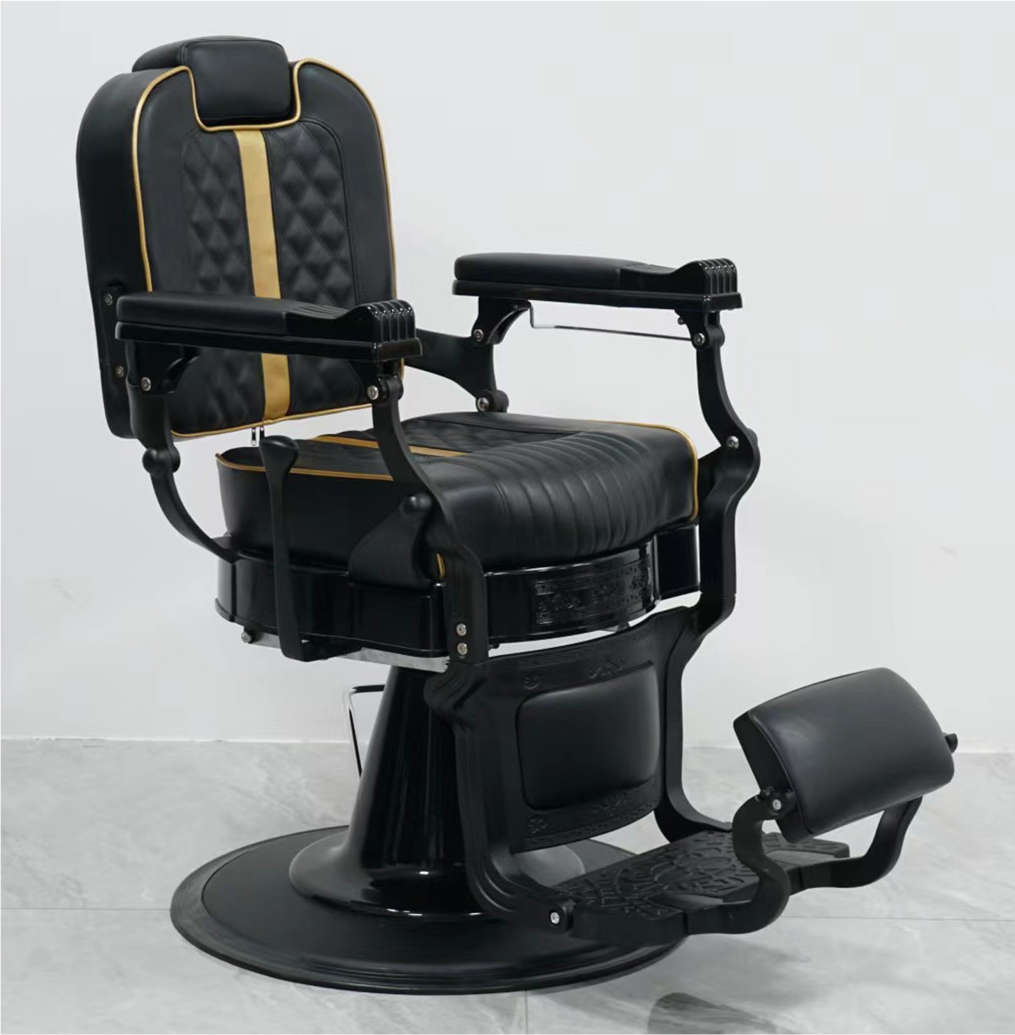 Luxuriöser schwarzer Barberstuhl mit goldenen Akzenten