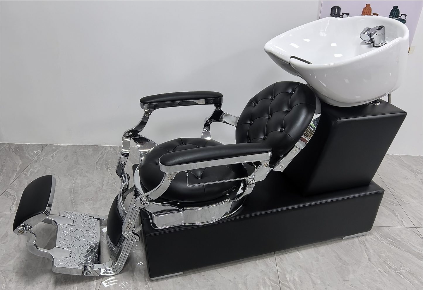 Waschstation mit integriertem Barberstuhl und Chrom-Details