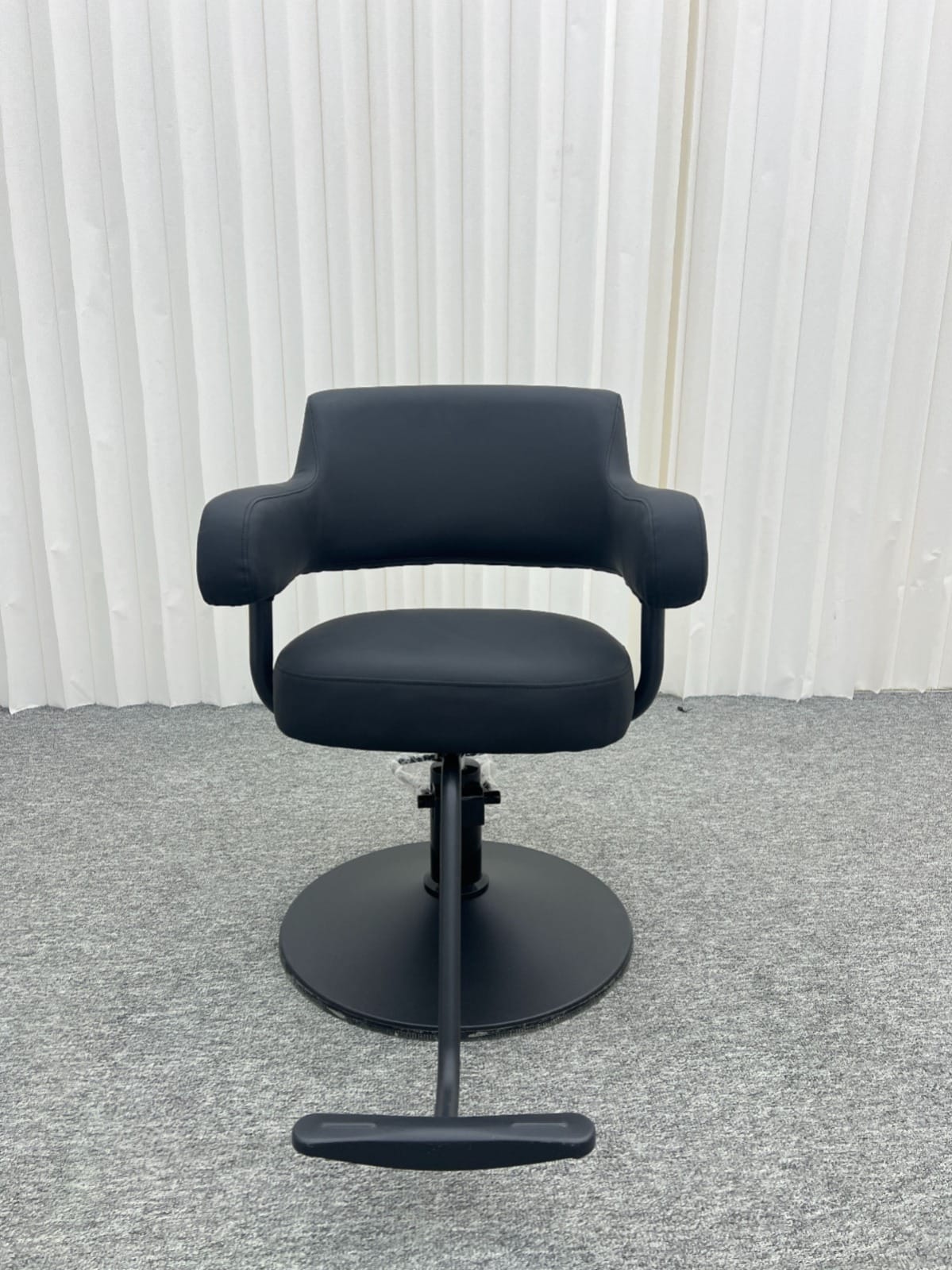 Moderner schwarzer Friseurstuhl mit ergonomischem Design
