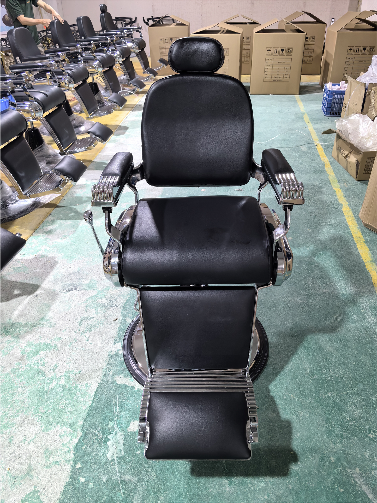 Klassischer schwarzer Barberstuhl mit Chrom-Akzenten