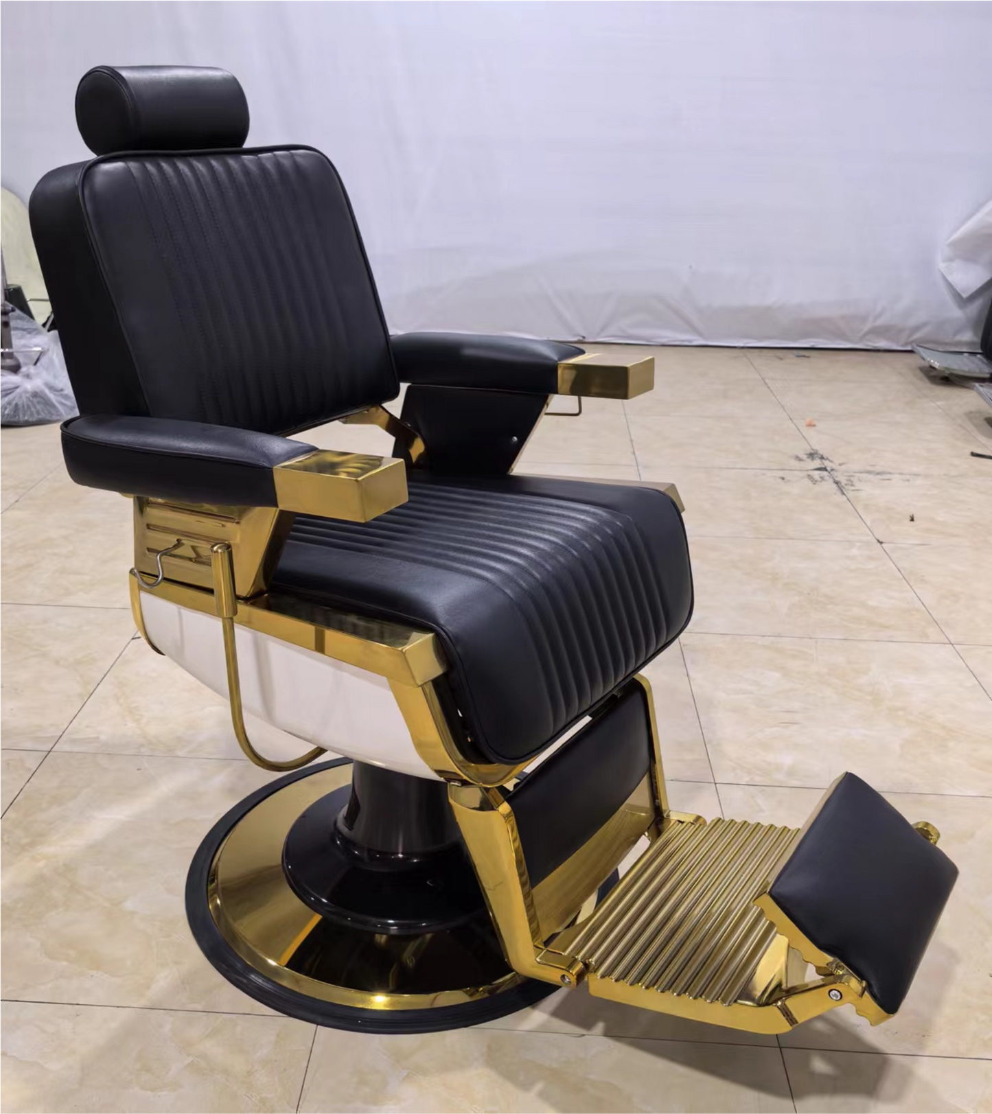 Luxuriöser Barberstuhl in Schwarz mit goldenen Akzenten