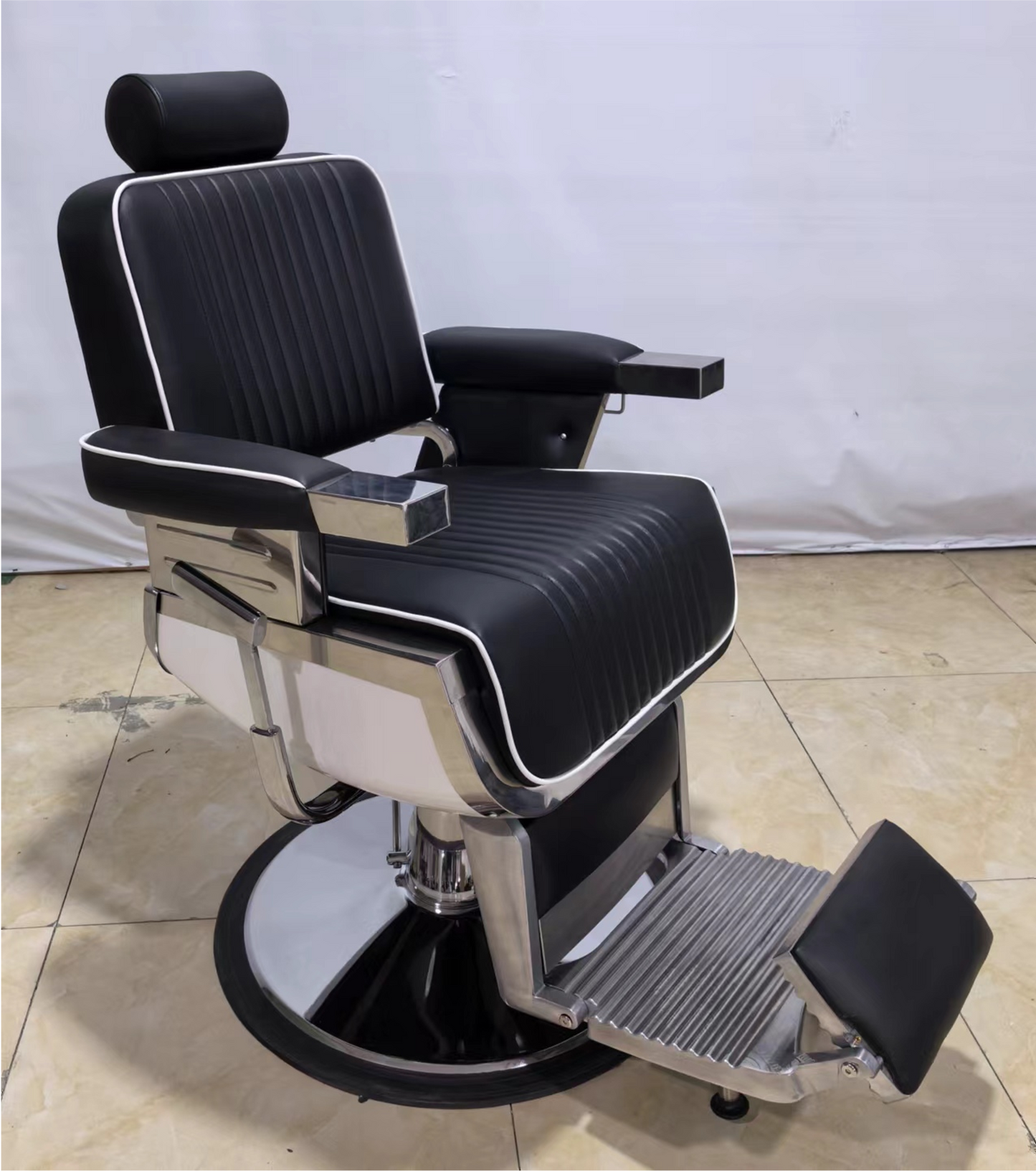 Klassischer Barberstuhl in Schwarz mit Chrom-Elementen