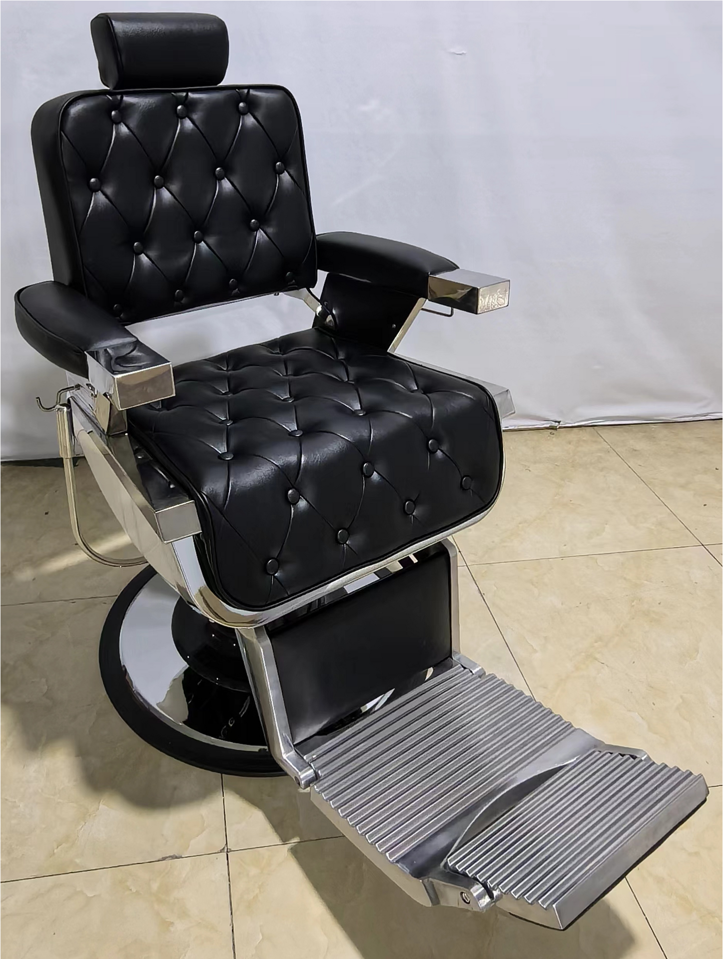 Klassischer Barberstuhl in Schwarz mit Chrom-Akzenten