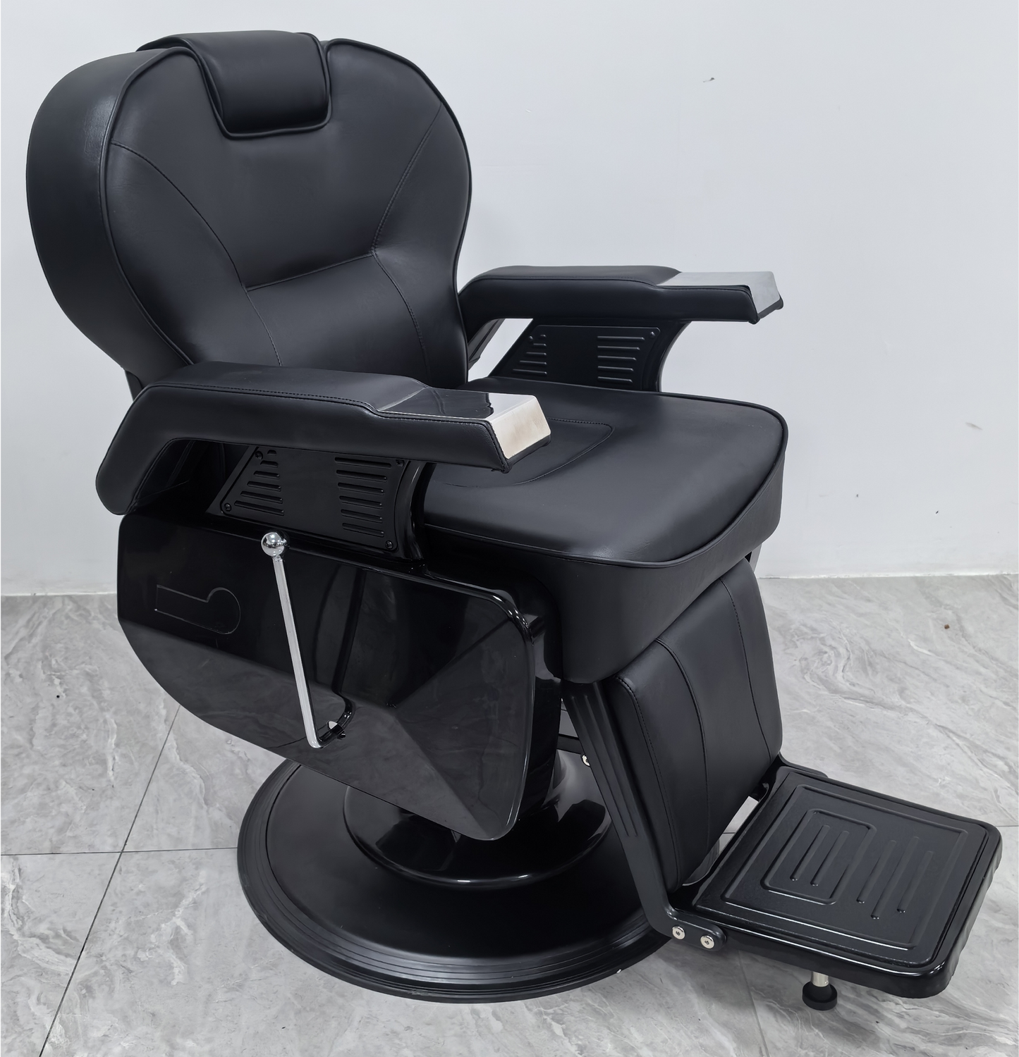 Moderner Barberstuhl in Schwarz mit ergonomischem Design