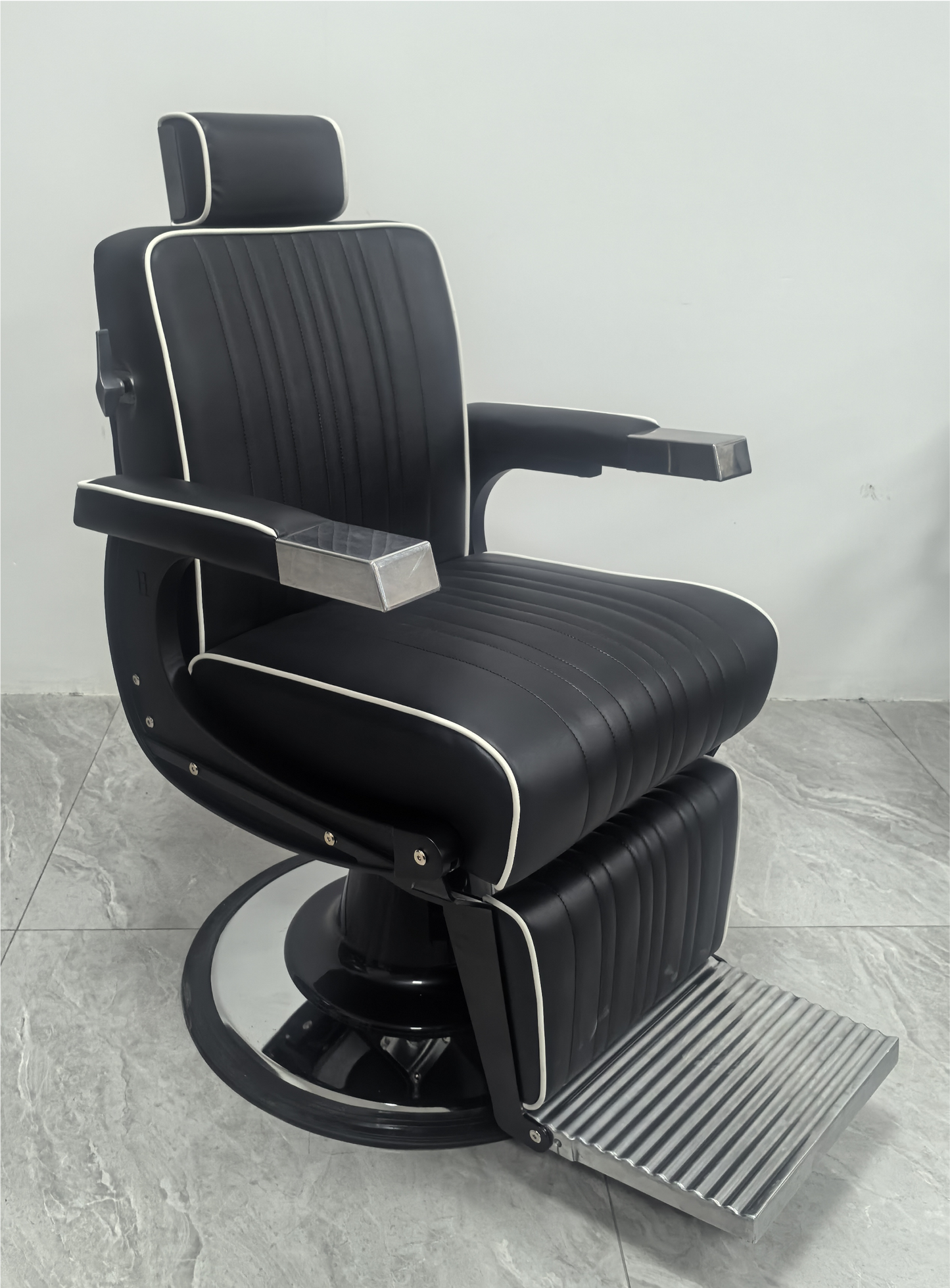 Moderner Barberstuhl in Schwarz mit Chrom-Details