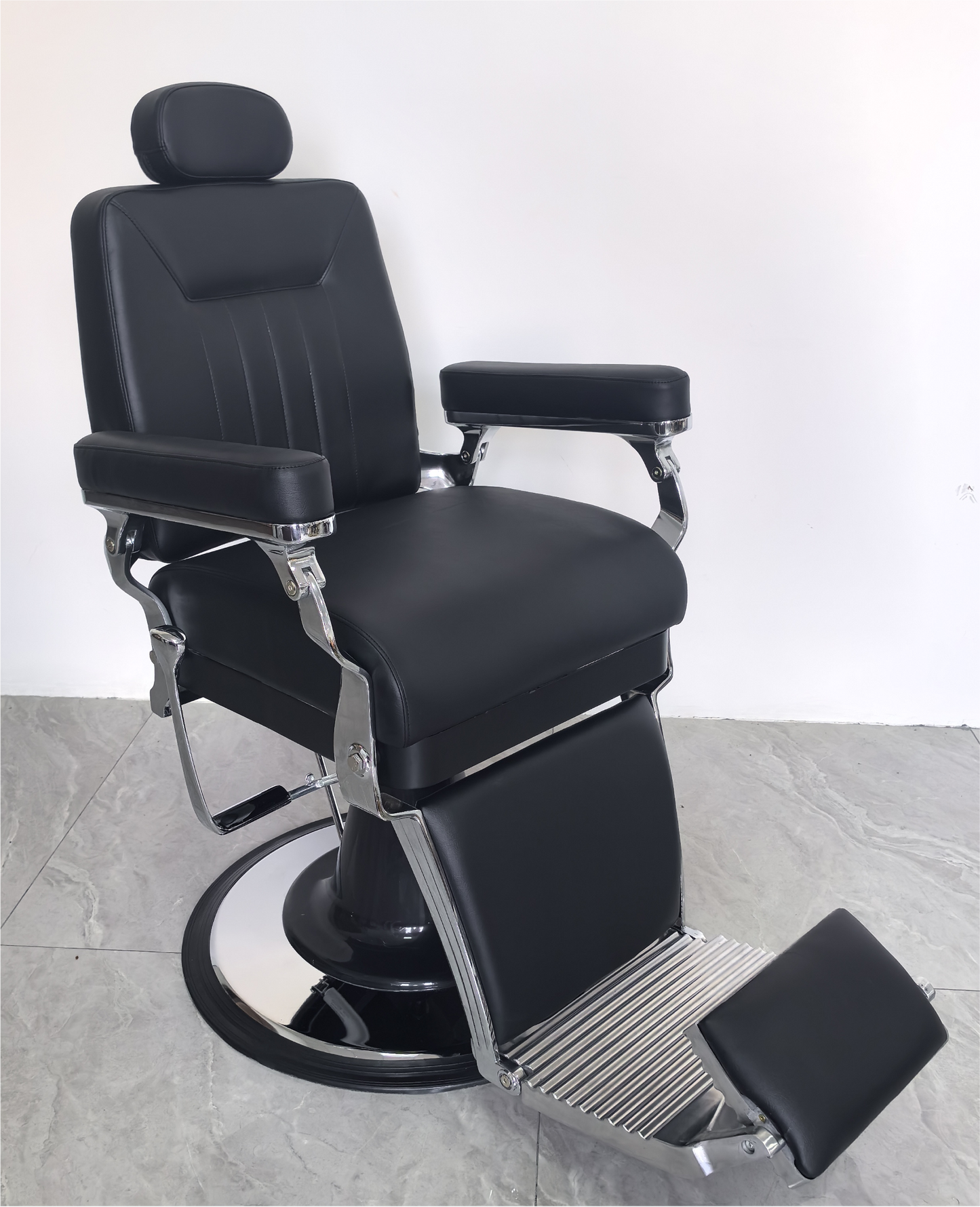 Eleganter schwarzer Barberstuhl mit Chrom-Akzenten