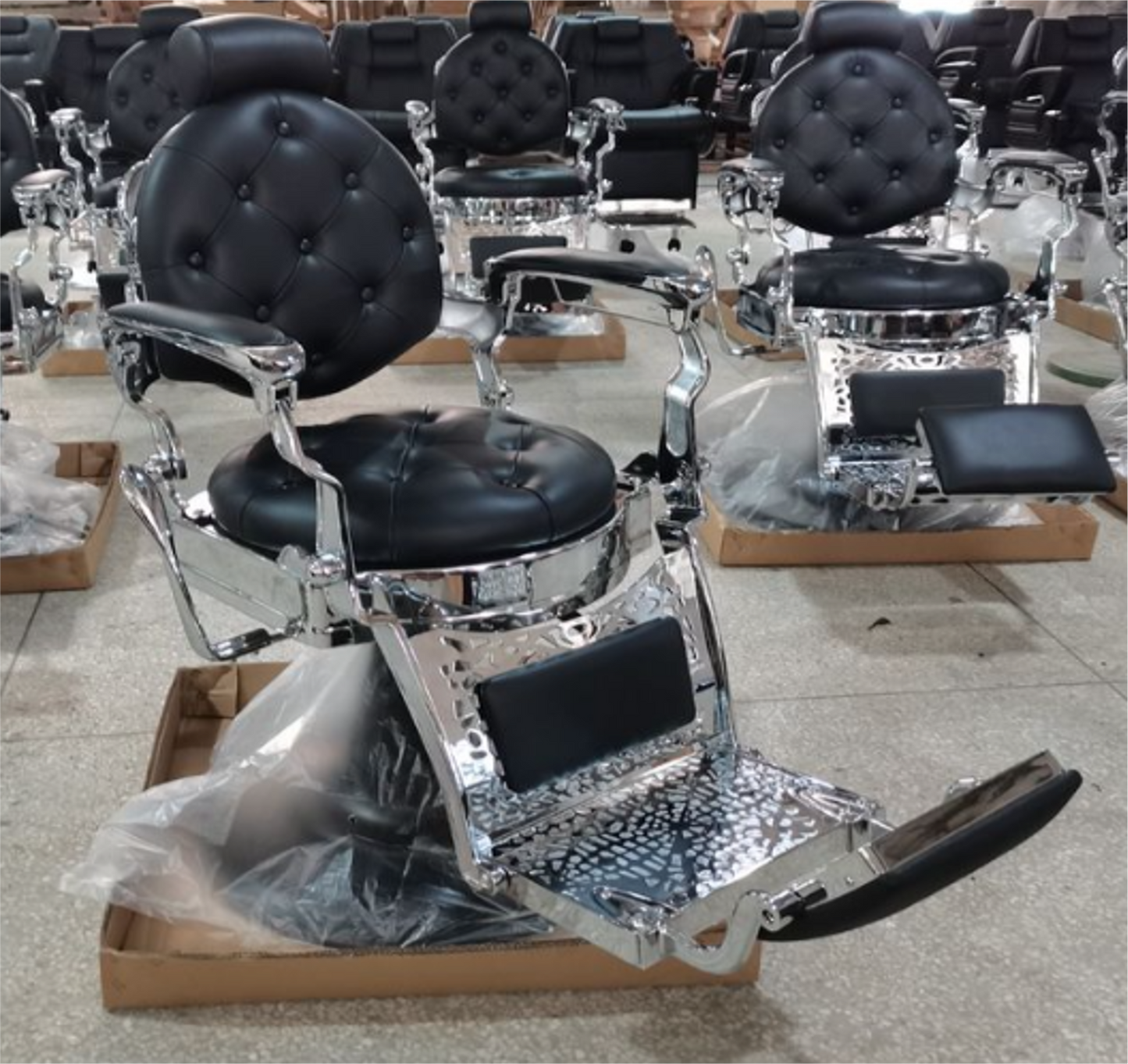 Klassischer Barberstuhl in Schwarz mit Chrom-Finish