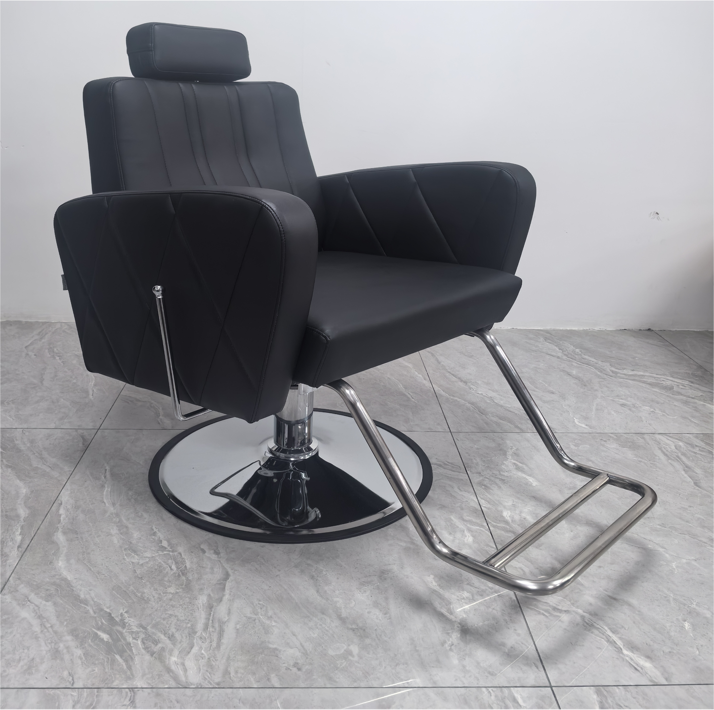 Moderner Barberstuhl in Schwarz mit Chrom-Details