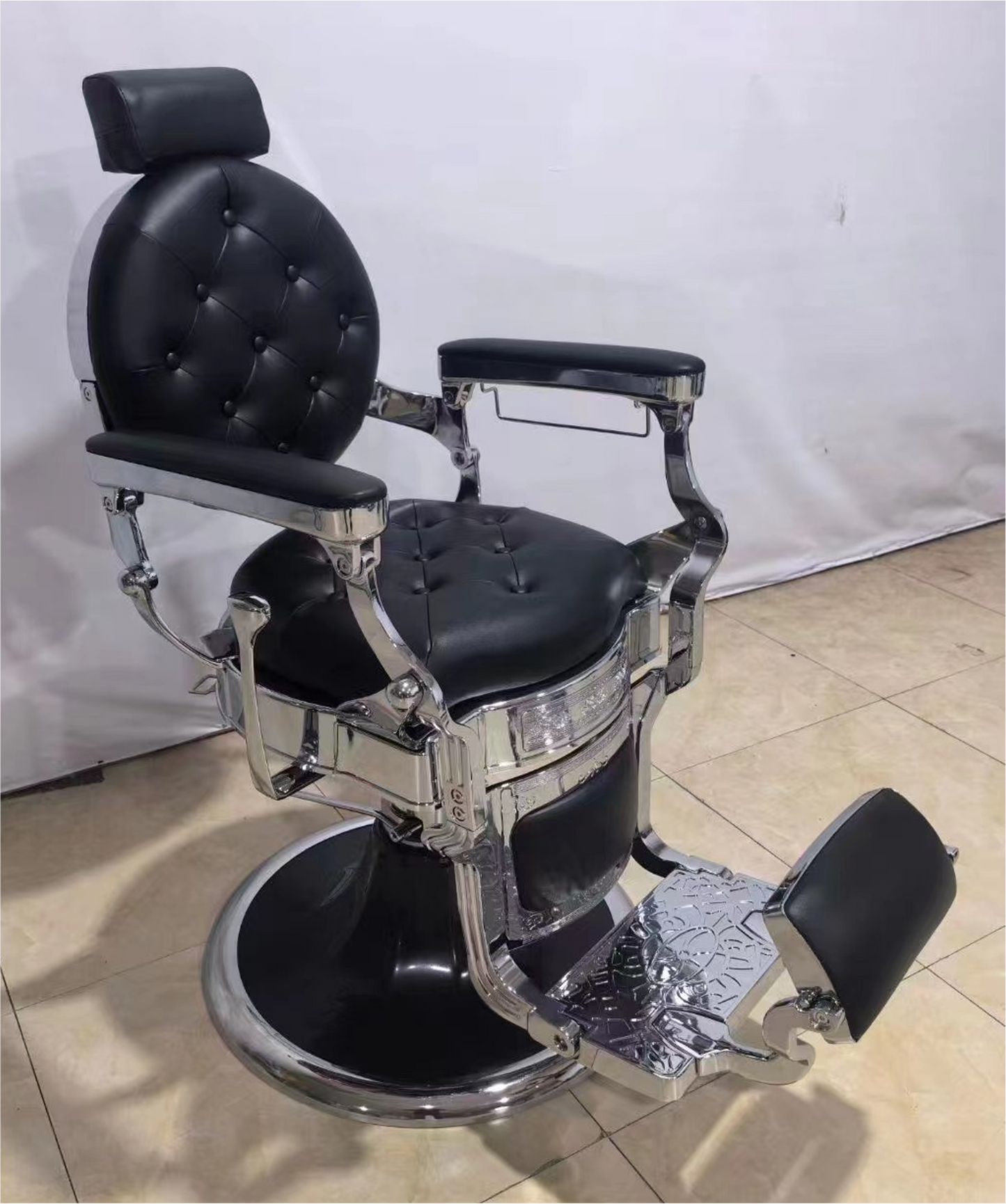 Klassischer Barberstuhl in Schwarz mit Chrom-Details