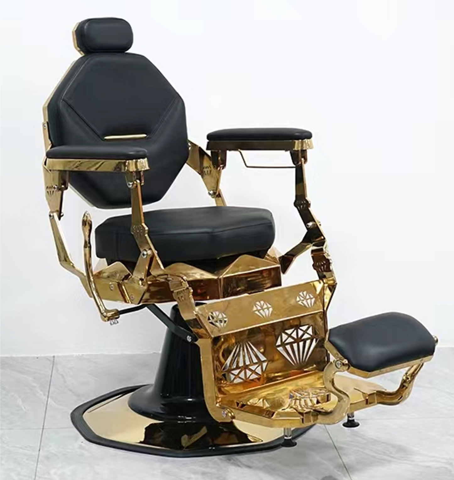 Exklusiver Barberstuhl in Schwarz mit goldenen Verzierungen