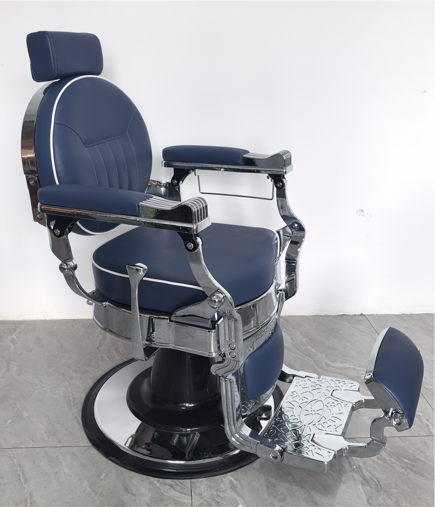 Klassischer Barberstuhl in Blau mit Chrom-Finish