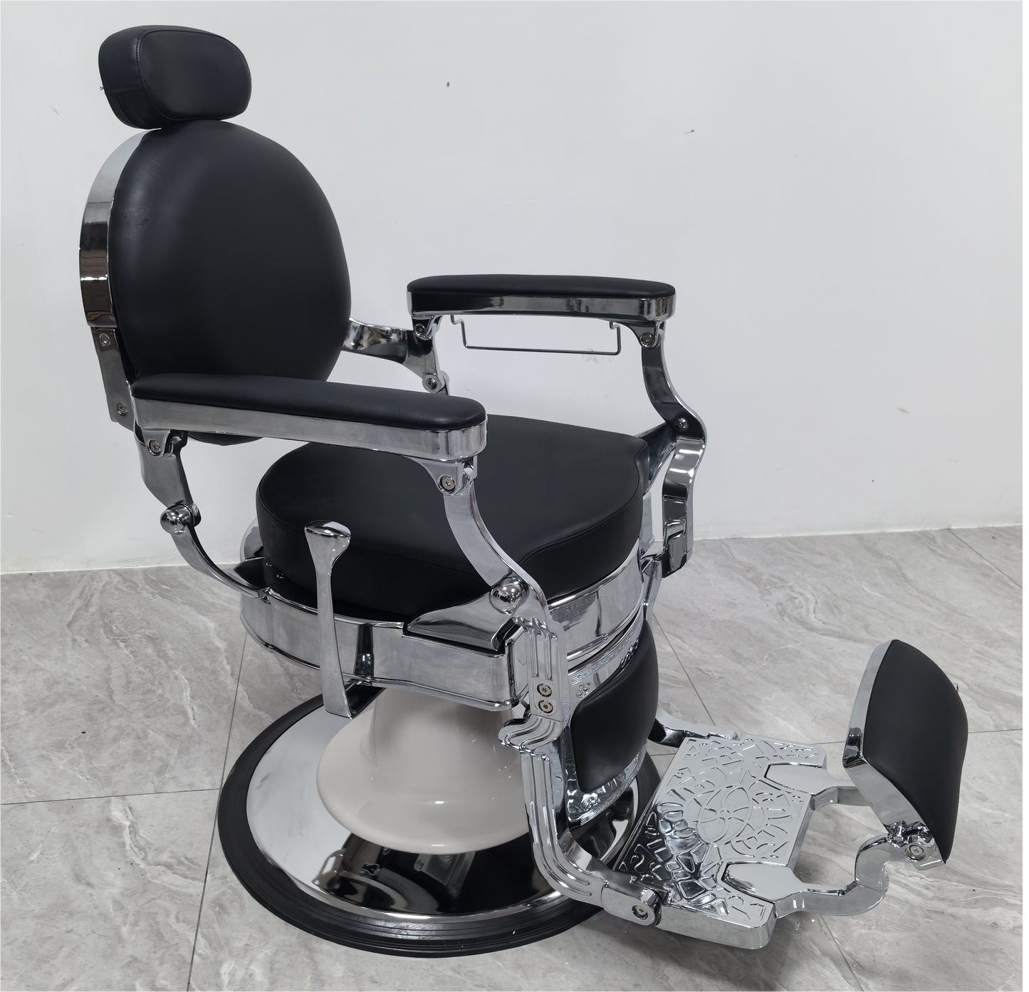 Moderner Barberstuhl in Schwarz mit Chrom-Akzenten