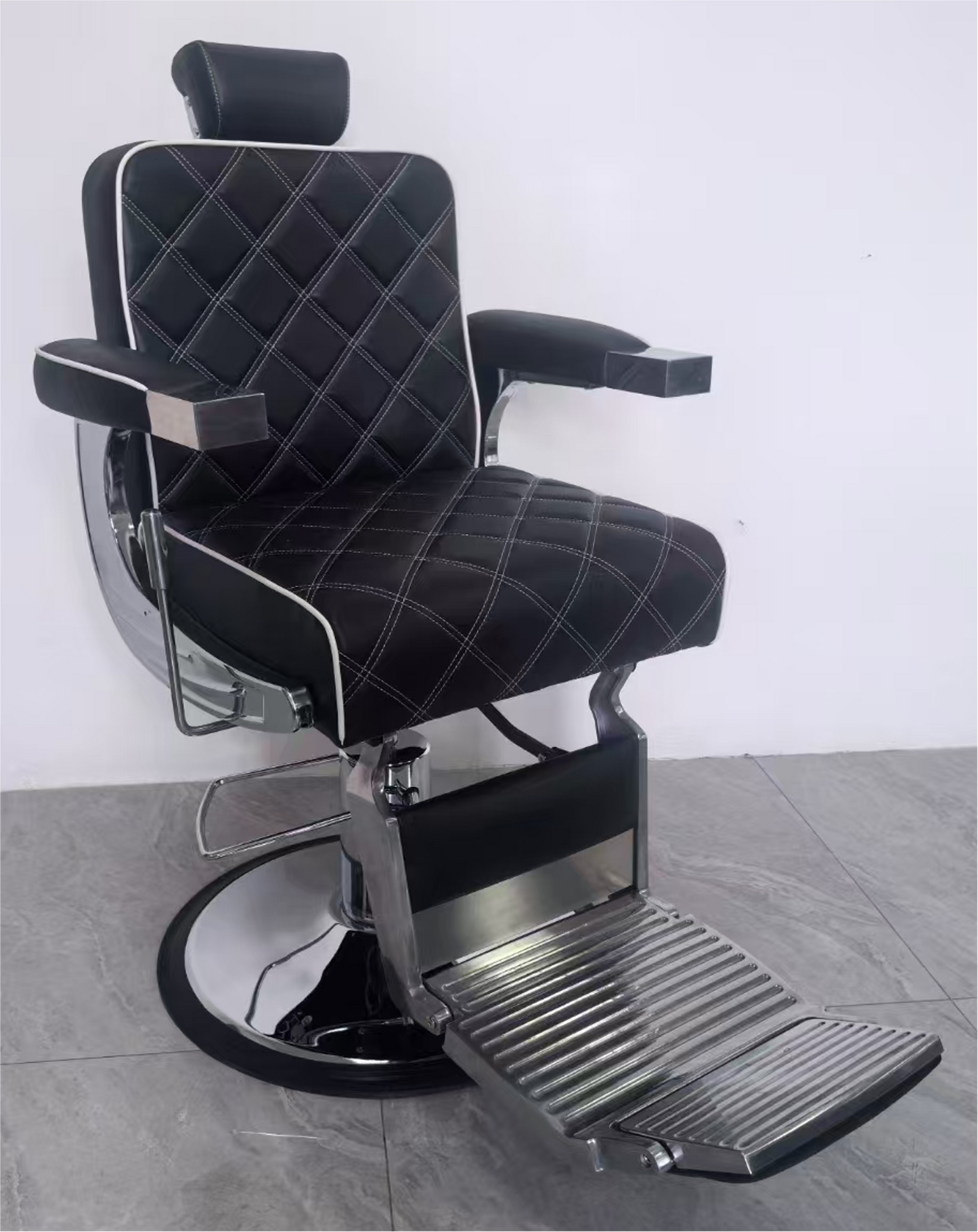 Moderner schwarzer Barberstuhl mit silbernen Akzenten