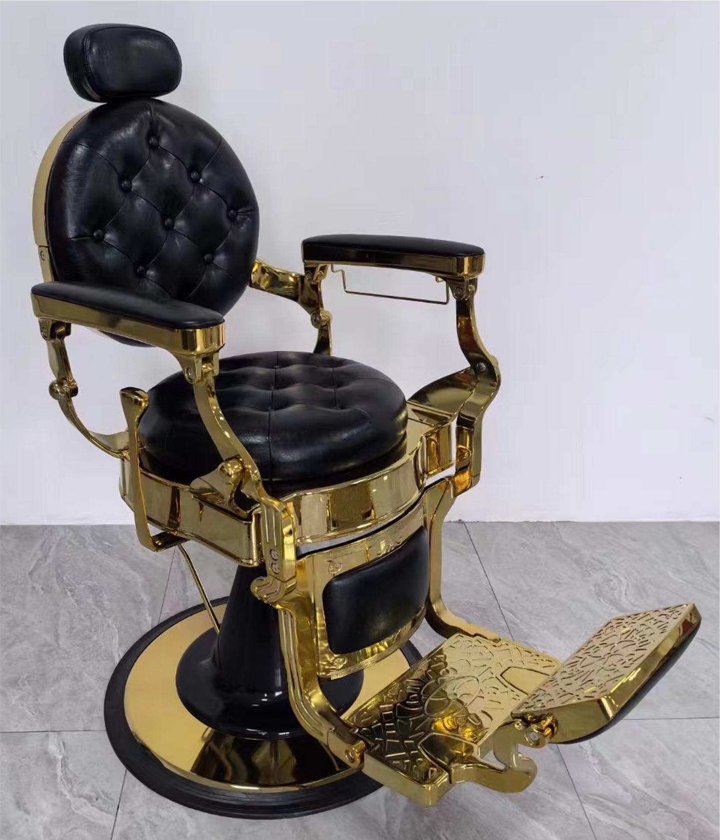 Exklusiver Barberstuhl in Schwarz mit goldenen Verzierungen