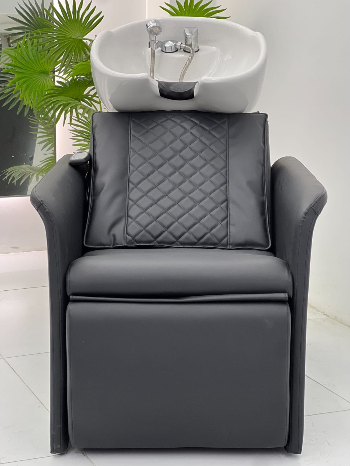 Luxurious wash unit with padded seat and diamond quilting 