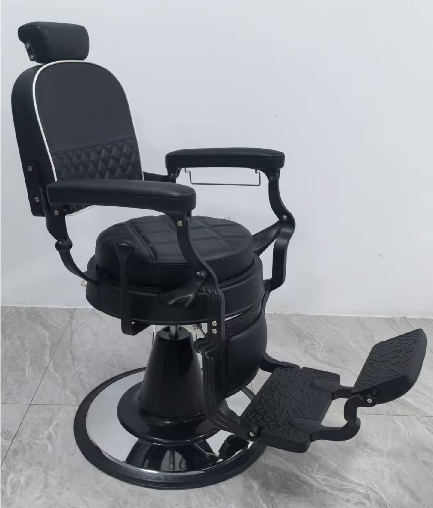 Moderner schwarzer Barberstuhl mit eleganter Steppung